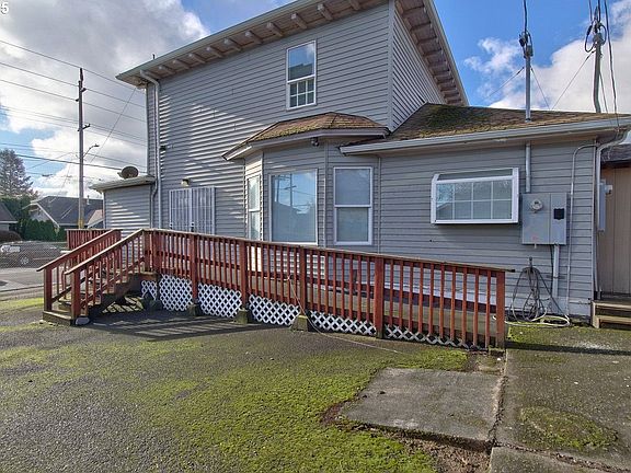3rd image of 8523 SE Stark St