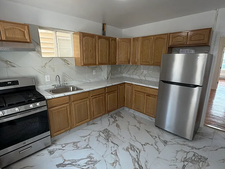KITCHEN - W FRIDGE