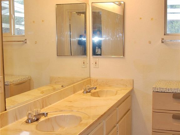 5th image of 15144 Macadamia Ct