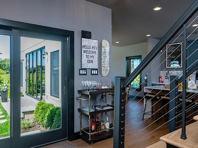 70 Arshamomaque Ave — Photo 10
