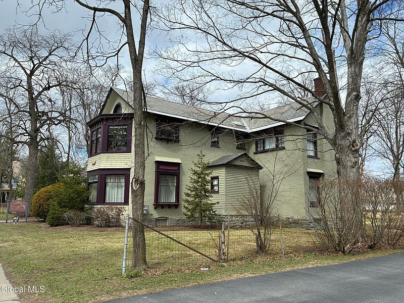 3rd image of 499 Glen Street