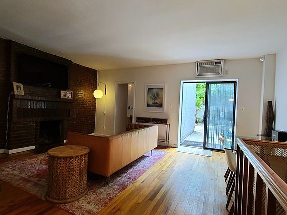 2nd image of 140 W 76th St