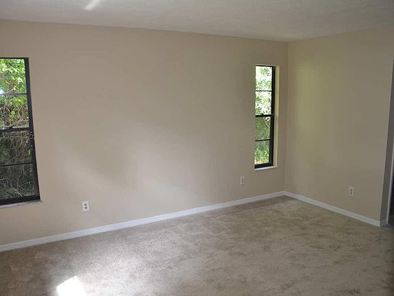 4th image of 688 SE Chapman Avenue