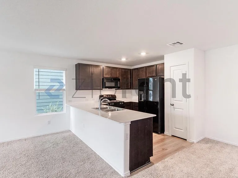 889 Powell St — Photo 3