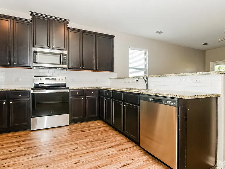 204 Aaron St — Photo 7