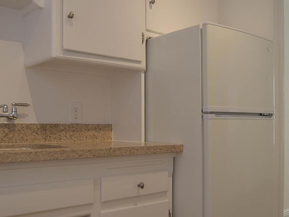 5th image of 911 Montana Ave APT C