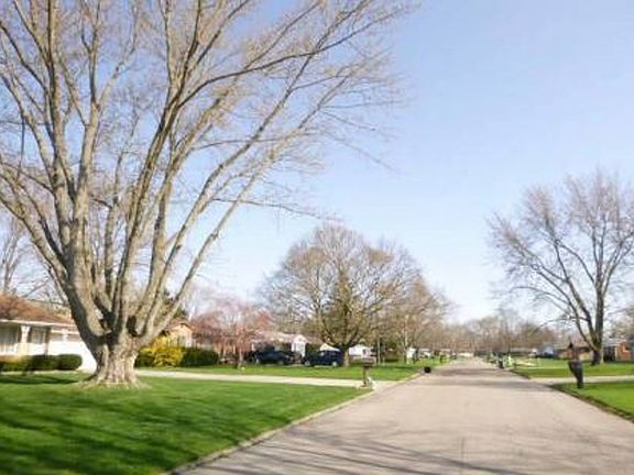 Exterior Neighborhood (street photo)