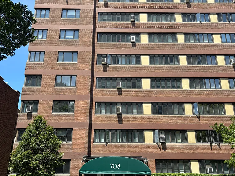 708 W Bittersweet - Building Entrance