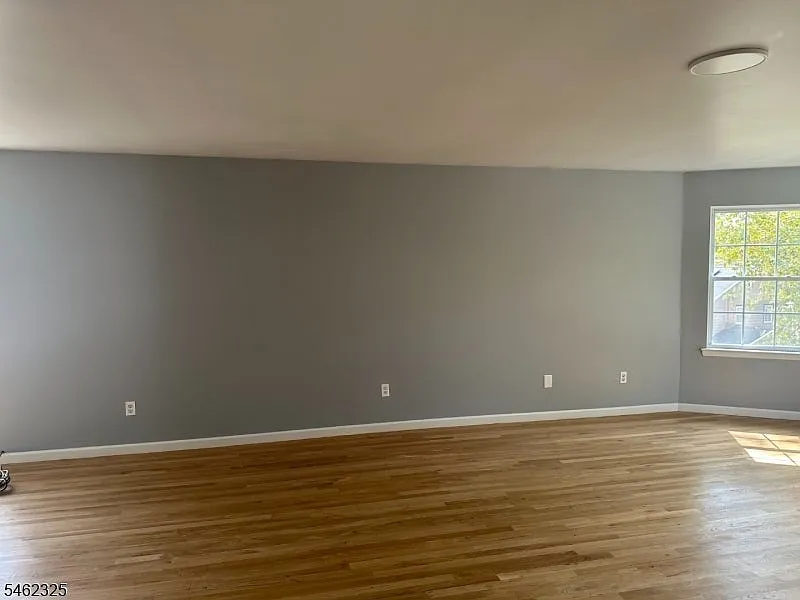 3 bed, 6098 sqft, $3,100 — Photo 4