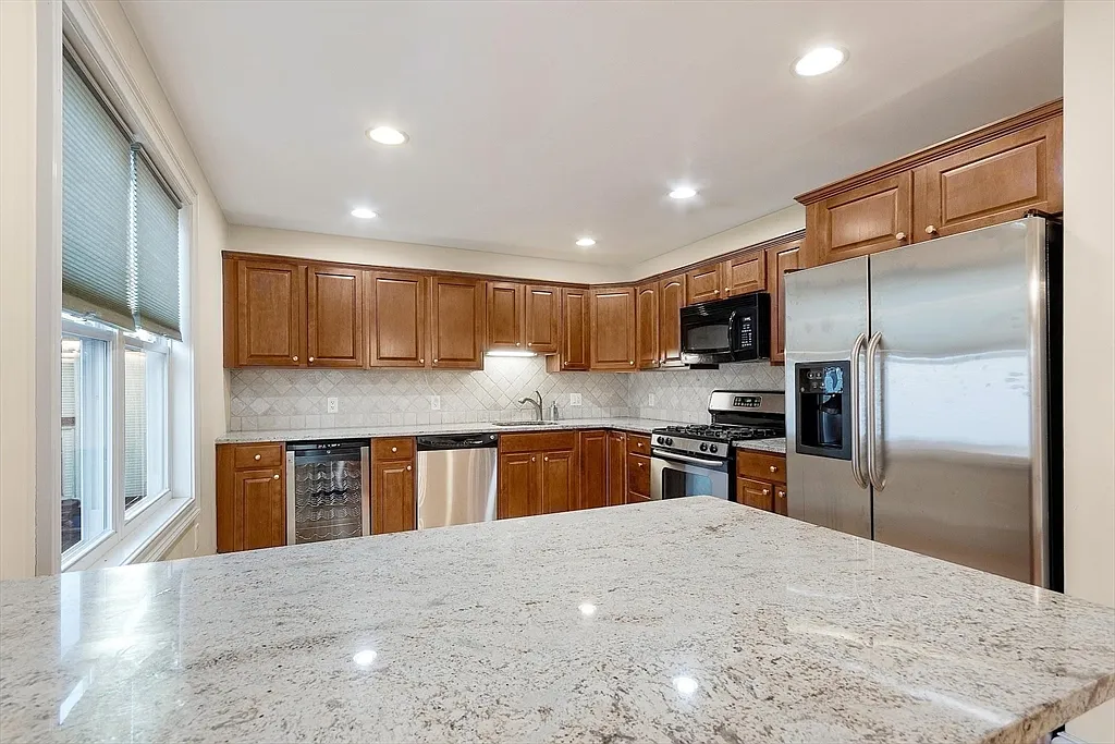 3 bed, 2.0 bath, 1657 sqft, $4,000 — Photo 1