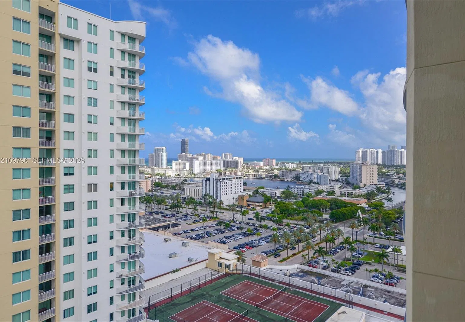 Duo Condominium West — Photo 2