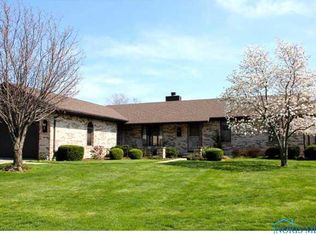 1249 Eastmeadow Dr, Oregon, OH 43616