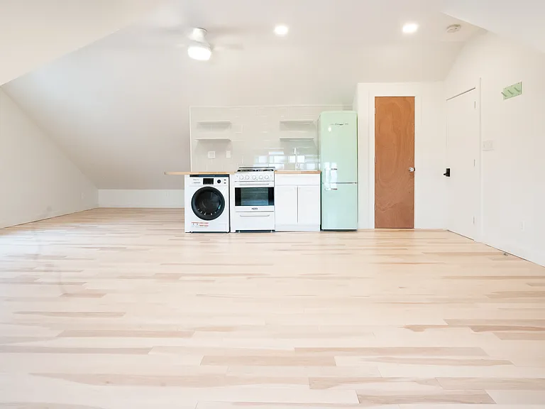 177 Montgomery St #3 — Photo 8