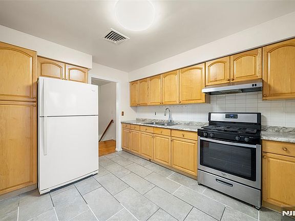 5th image of 410 Mayer Ct Floor 2