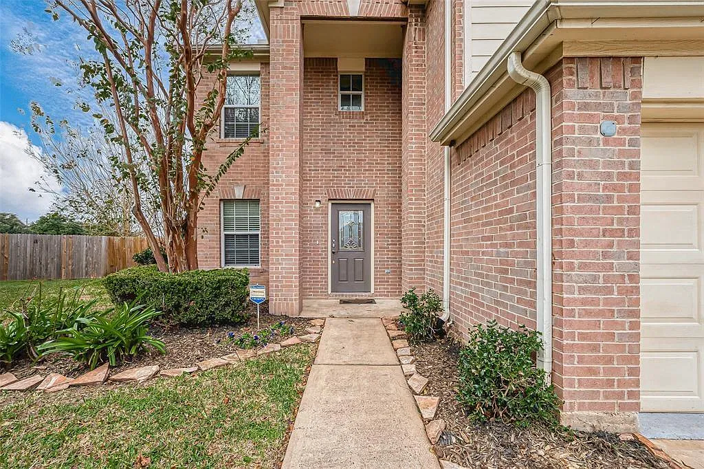 3 bed, 2.5 bath, 1684 sqft, $2,100 — Photo 3