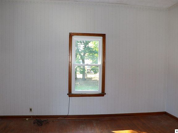 5th image of 106 Brown St