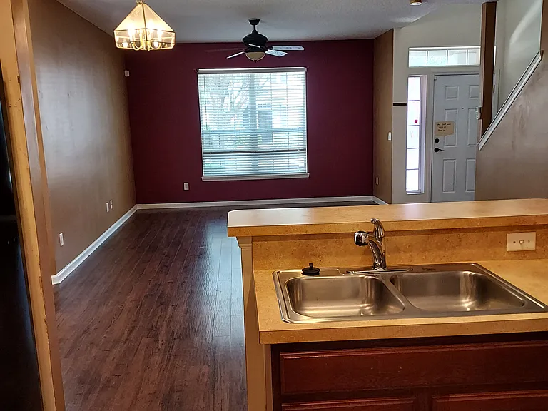 532 Hopewell Dr — Photo 3