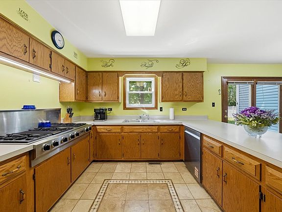 5th image of 16020 S Howard St