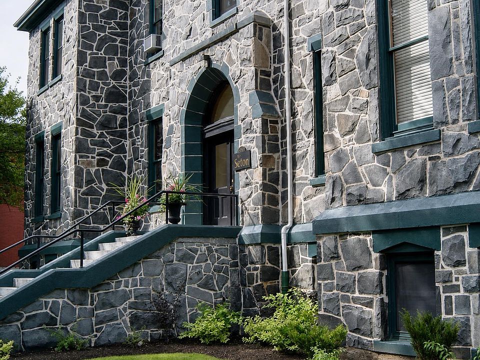 1st image of 5355 Russell St #101