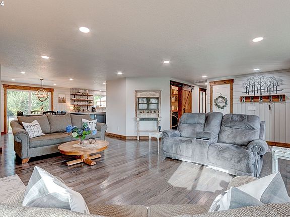 3rd image of 121 Hahn Dr
