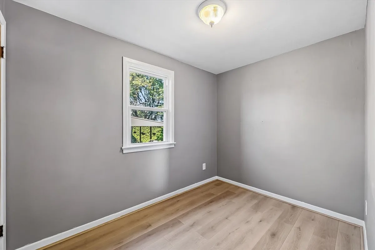 3 bed, 1008 sqft, $2,100 — Photo 3
