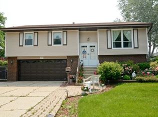 703 Suffolk Pl, Streamwood, IL