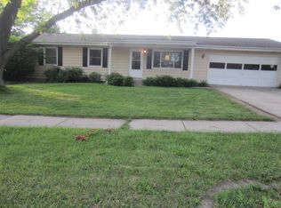 2135 Highland Dr, Sycamore, IL 60178