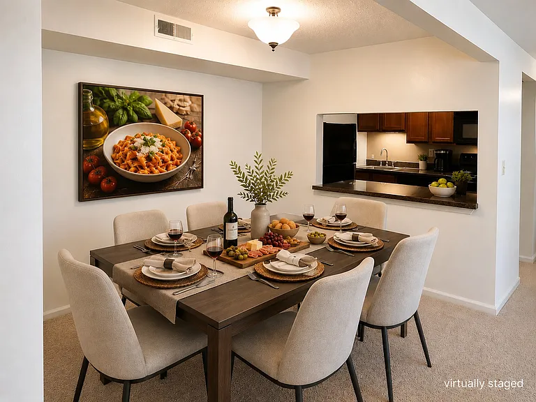 Royal Manor Apartments — Photo 15