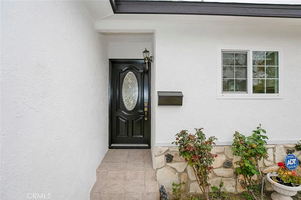 3 bed, 1296 sqft, $4,000 — Photo 2