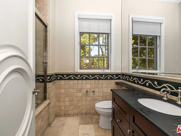 314 N Palm Dr — Photo 27