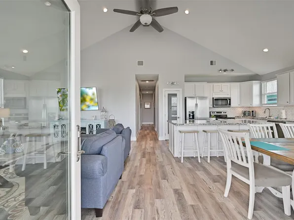 4207 Navarro Dr, Galveston, TX 77554