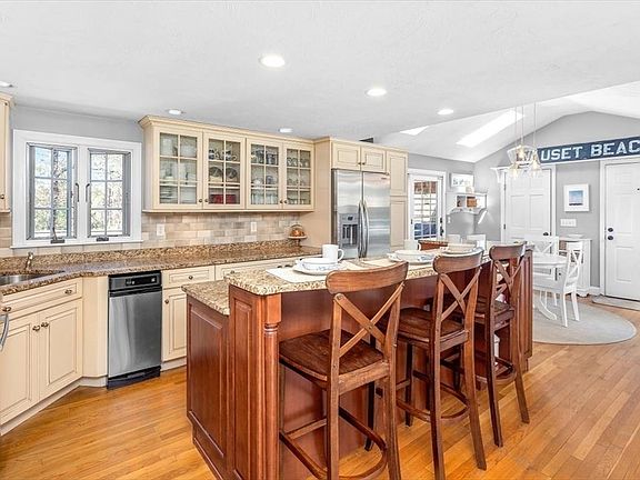 4th image of 28 Christina Ct