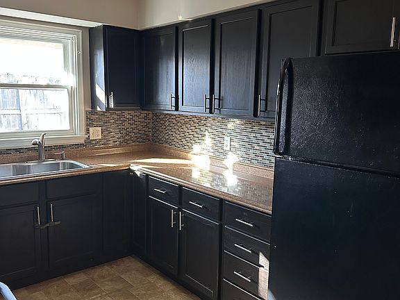 3rd image of 6038 Urbandale Ave