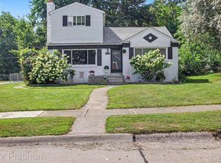 8586 Superior Ave, Center Line, MI 48015