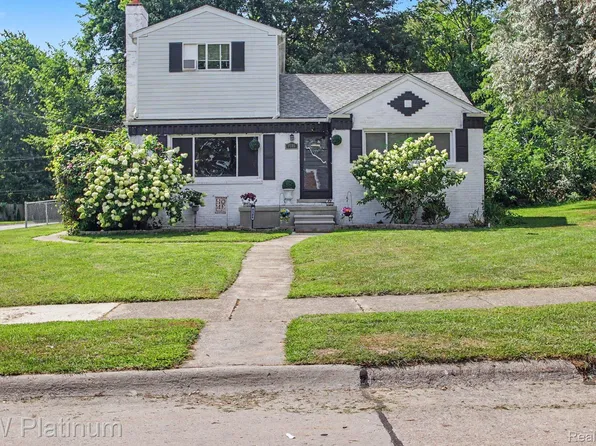 8586 Superior Ave, Center Line, MI 48015