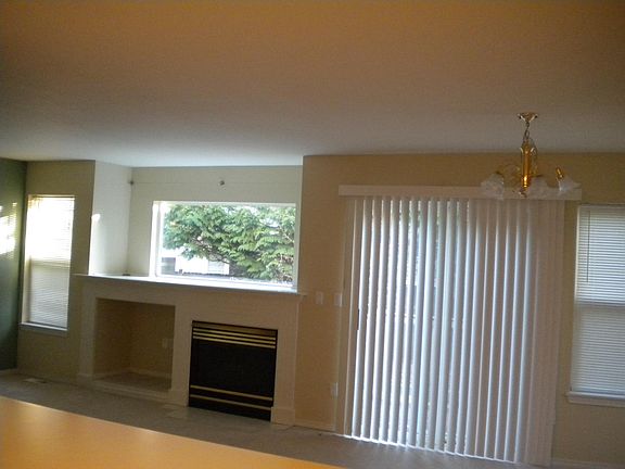 Living Room & Gas Fireplace