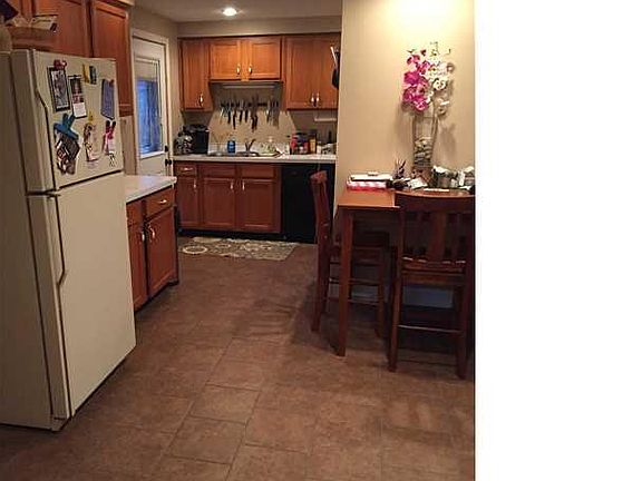 5th image of 380 Hilltop Dr