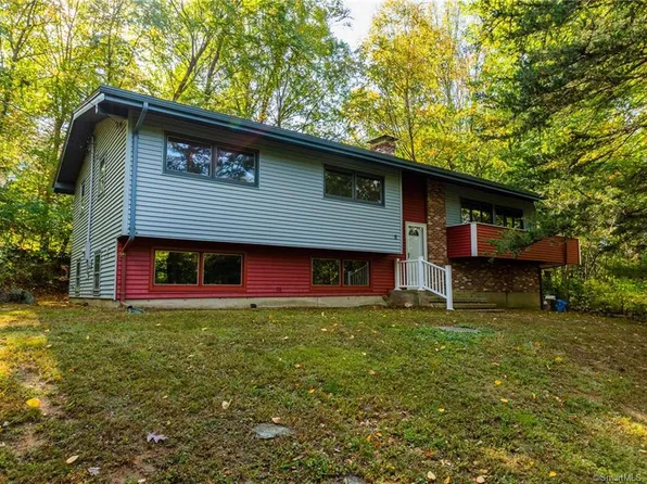 11 Meadow Dr, Gales Ferry, CT 06335