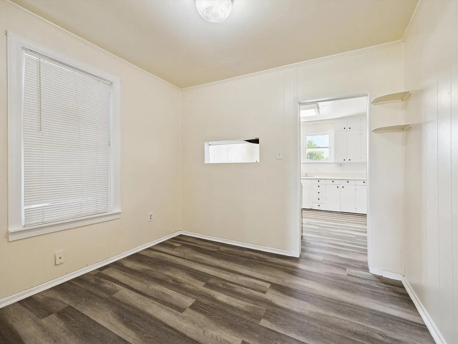 3 bed, 1.0 bath, 1216 sqft, $1,300 — Photo 3