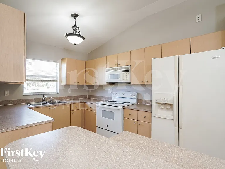 3018 33rd St SW — Photo 5