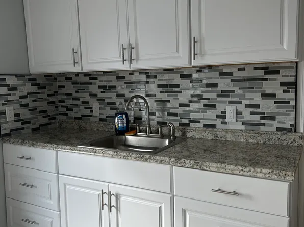 25 School St, West Warwick, RI 02893