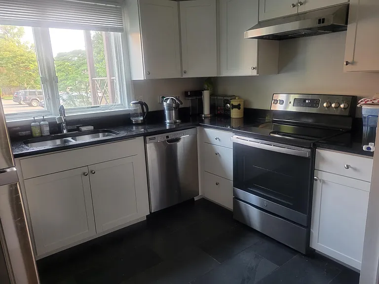 216 E Marshall St — Photo 3