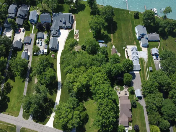 38172 Murdick Dr, New Baltimore, MI 48047