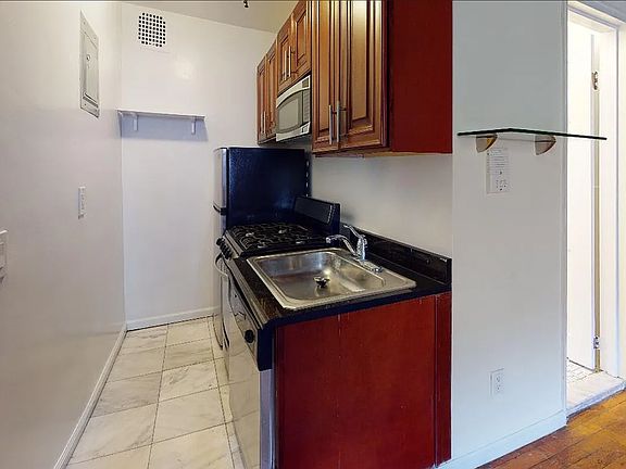 4th image of 131 W 81st St #4