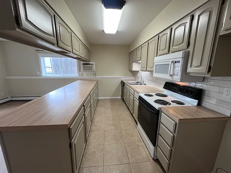 1402 Emery Ct #1 — Photo 6