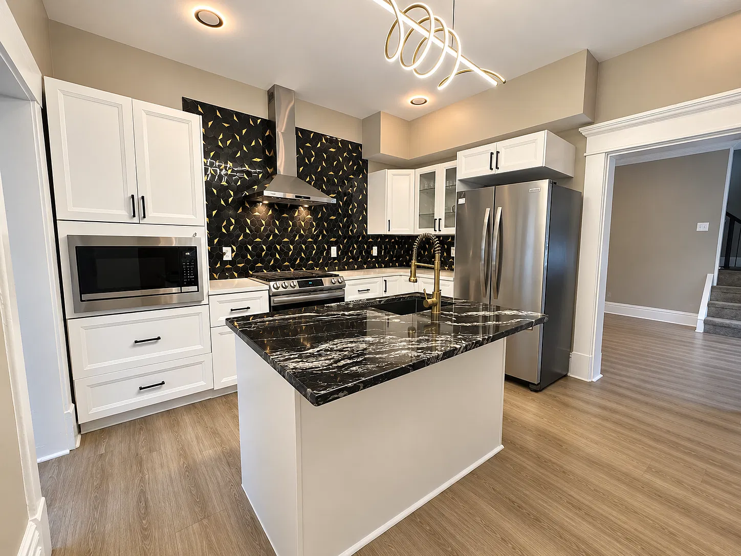 3 bed, 1251 sqft, $2,100 — Photo 2