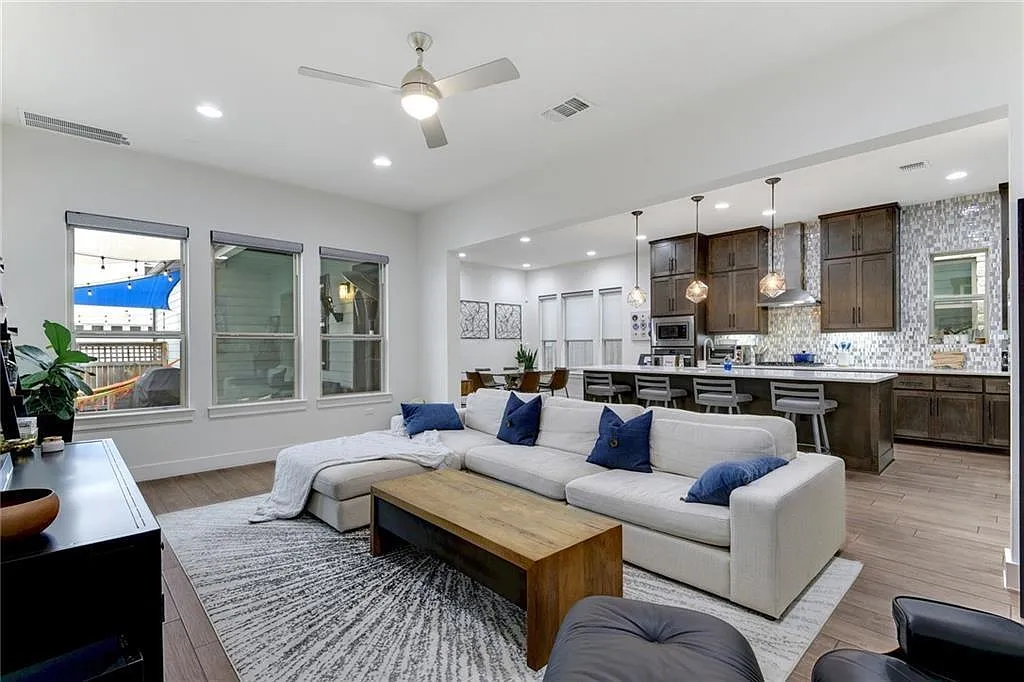 3 bed, 3.0 bath, 2221 sqft, $4,750 — Photo 2