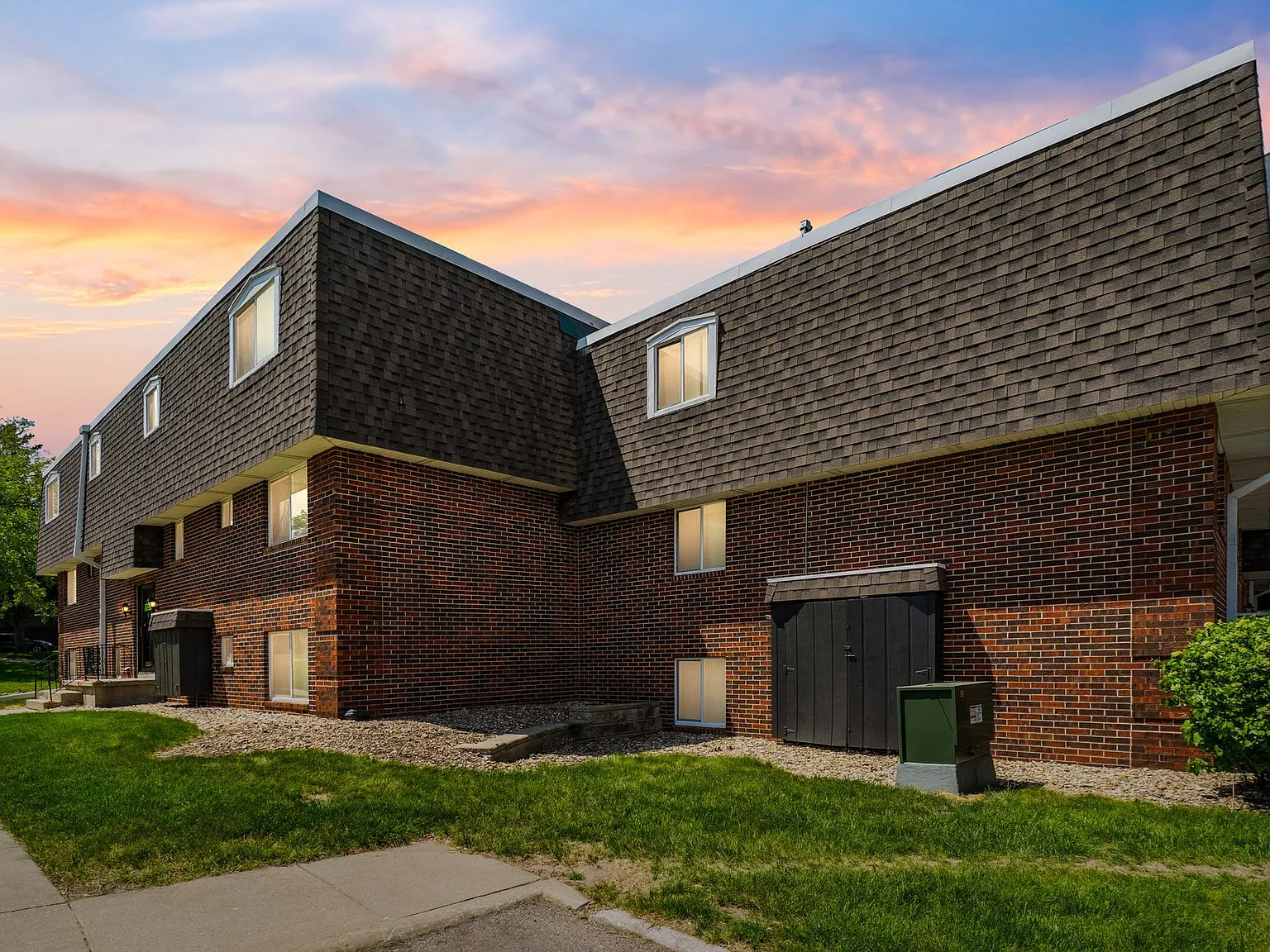 Lantern Square Apartments Spacious 1, 2 & 3 Bedrooms — Photo 1