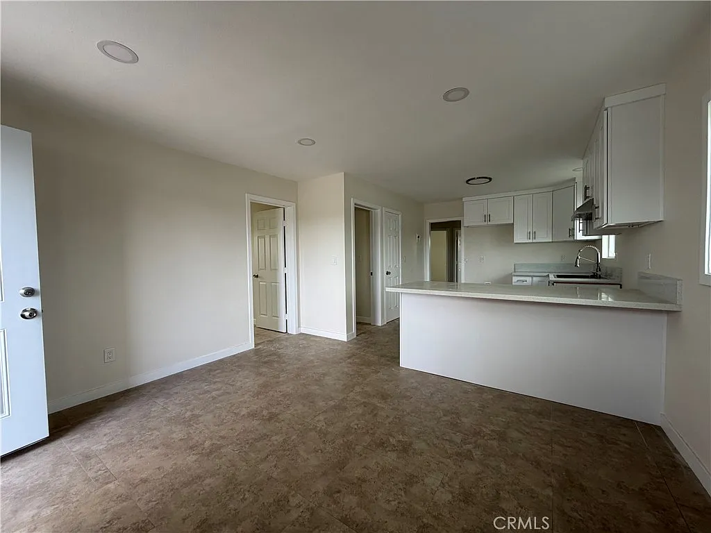4 bed, 980 sqft, $3,399 — Photo 2