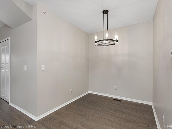 5th image of 44 Adelaide St